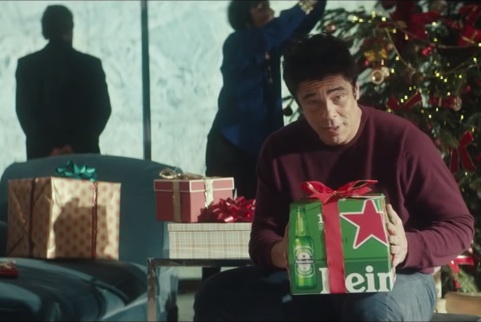 Albero Di Natale Heineken.Heineken Nello Spot Di Natale Anche Benicio Del Toro Riceve Regali Brutti