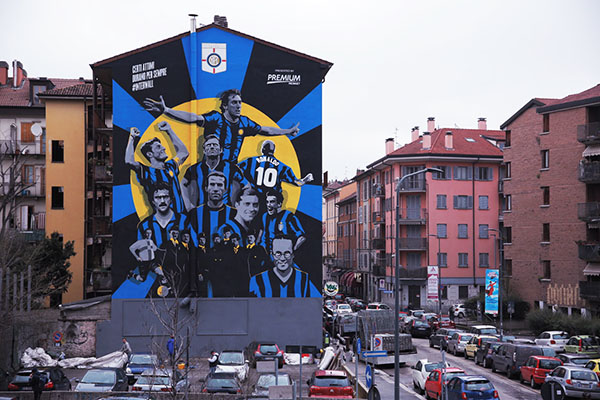 Dude con Mediaset Premium firma il murale dell'Inter a Milano