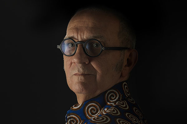 Daniele Cima mette in mostra la sua disastrosa pagella al liceo Beccaria di Milano