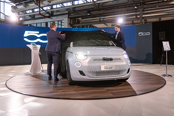 Fiat svela la Nuova 500 “la Prima” con una serie di eventi nei concessionari firmati dall’agenzia Fore