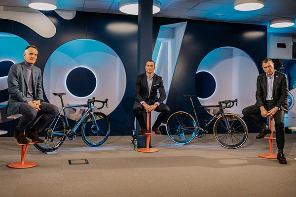 SG Company firma la conferenza stampa della squadra Eolo-Kometa Cycling