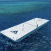 Adidas costruisce sulla barriera corallina un campo da tennis galleggiante
