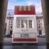 “Il fumo ti fotte. Fottilo tu": Tbwa\Italia firma un'installazione per la Lilt che 'gioca' con l’iconica statua di Maurizio Cattelan