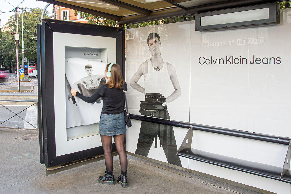 L’ooh di Calvin Klein a Milano dispensa poster di Blanco da portare a casa. Firma IgpDecaux